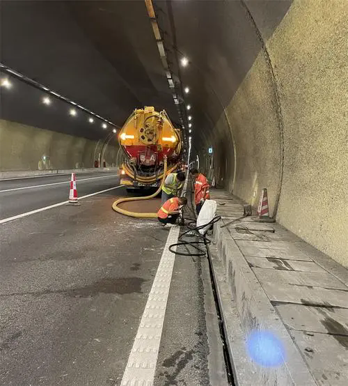 黔西南隧道排水渠清淤